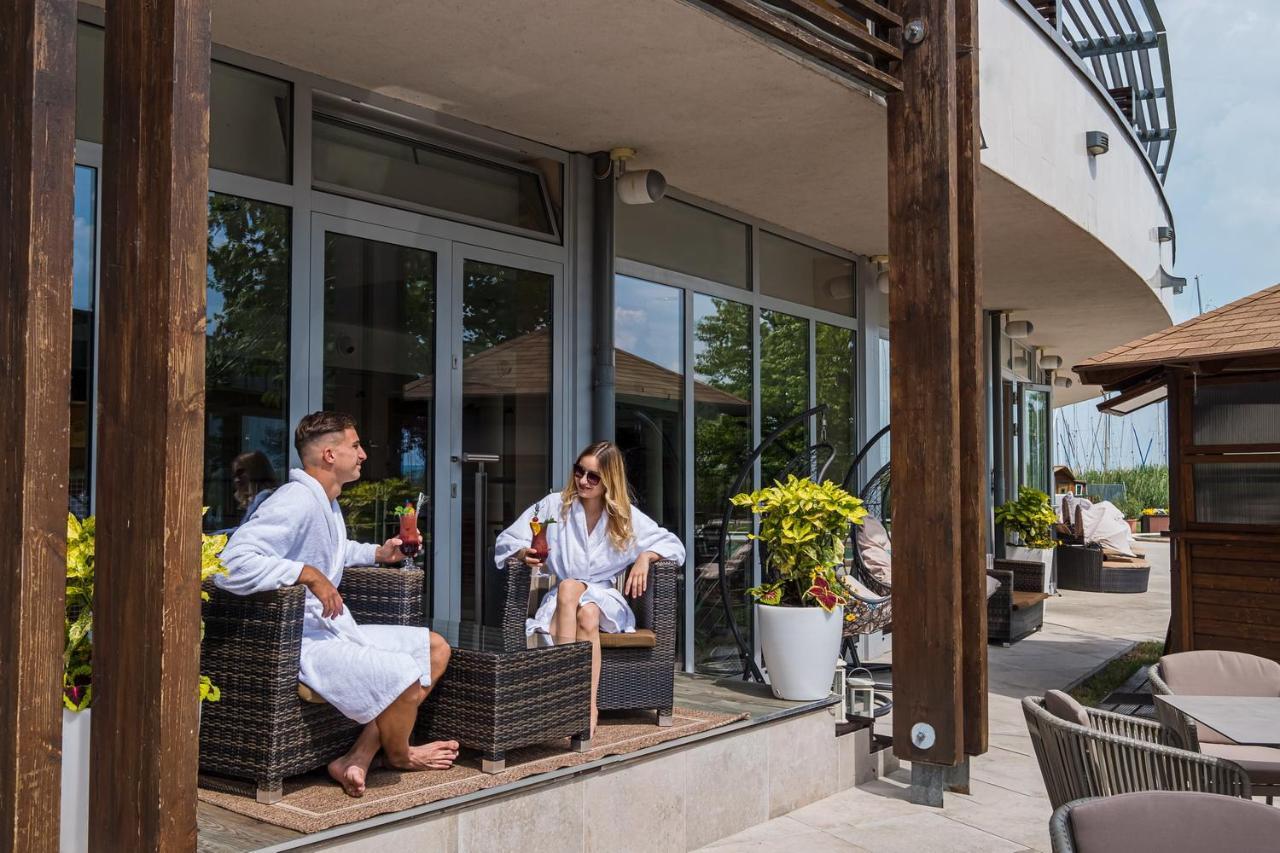 Hotel Golden Lake Resort Balatonfured Bagian luar foto