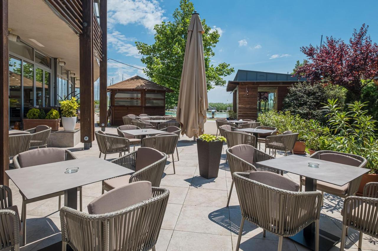 Hotel Golden Lake Resort Balatonfured Bagian luar foto