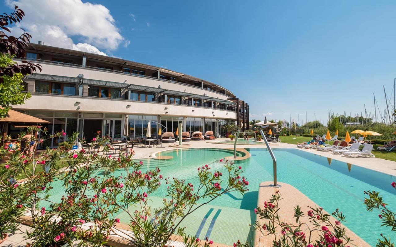 Hotel Golden Lake Resort Balatonfured Bagian luar foto