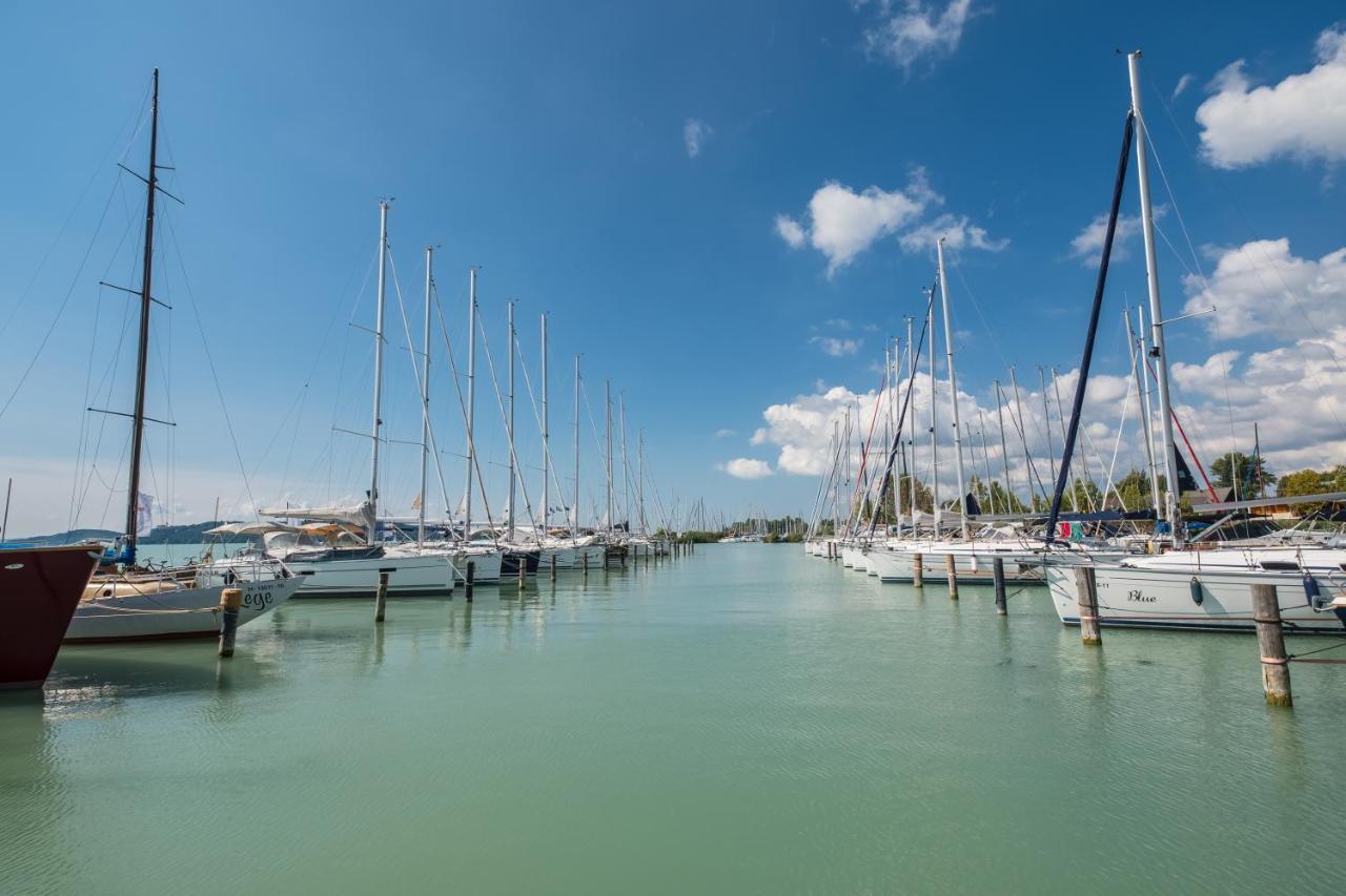 Hotel Golden Lake Resort Balatonfured Bagian luar foto