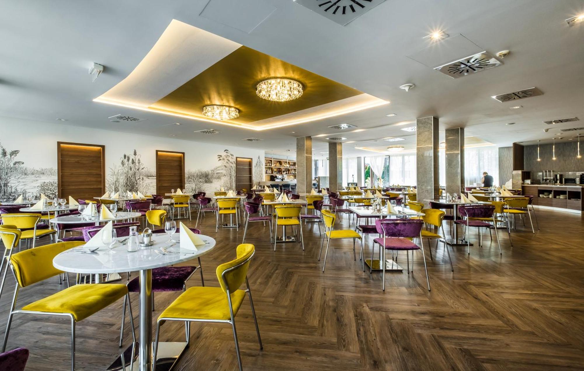 Hotel Golden Lake Resort Balatonfured Bagian luar foto