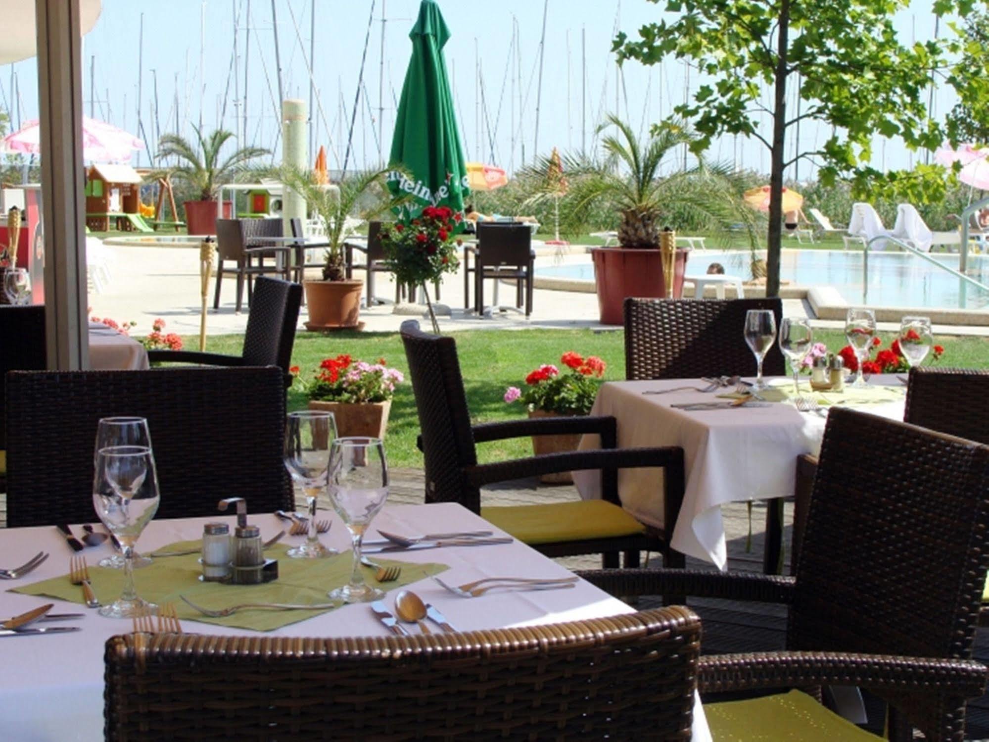 Hotel Golden Lake Resort Balatonfured Restoran foto