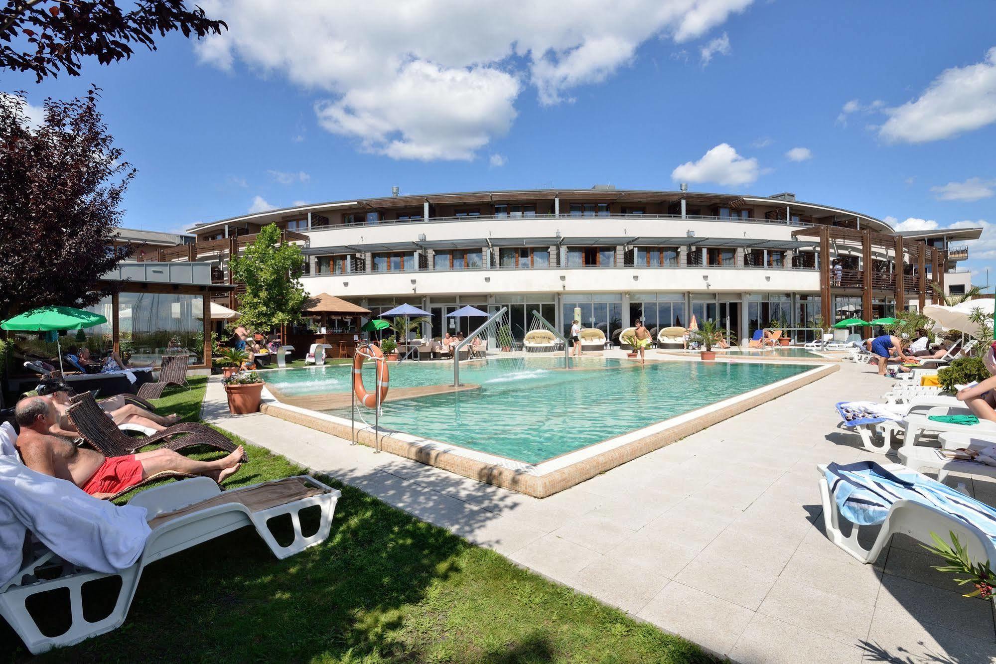 Hotel Golden Lake Resort Balatonfured Bagian luar foto