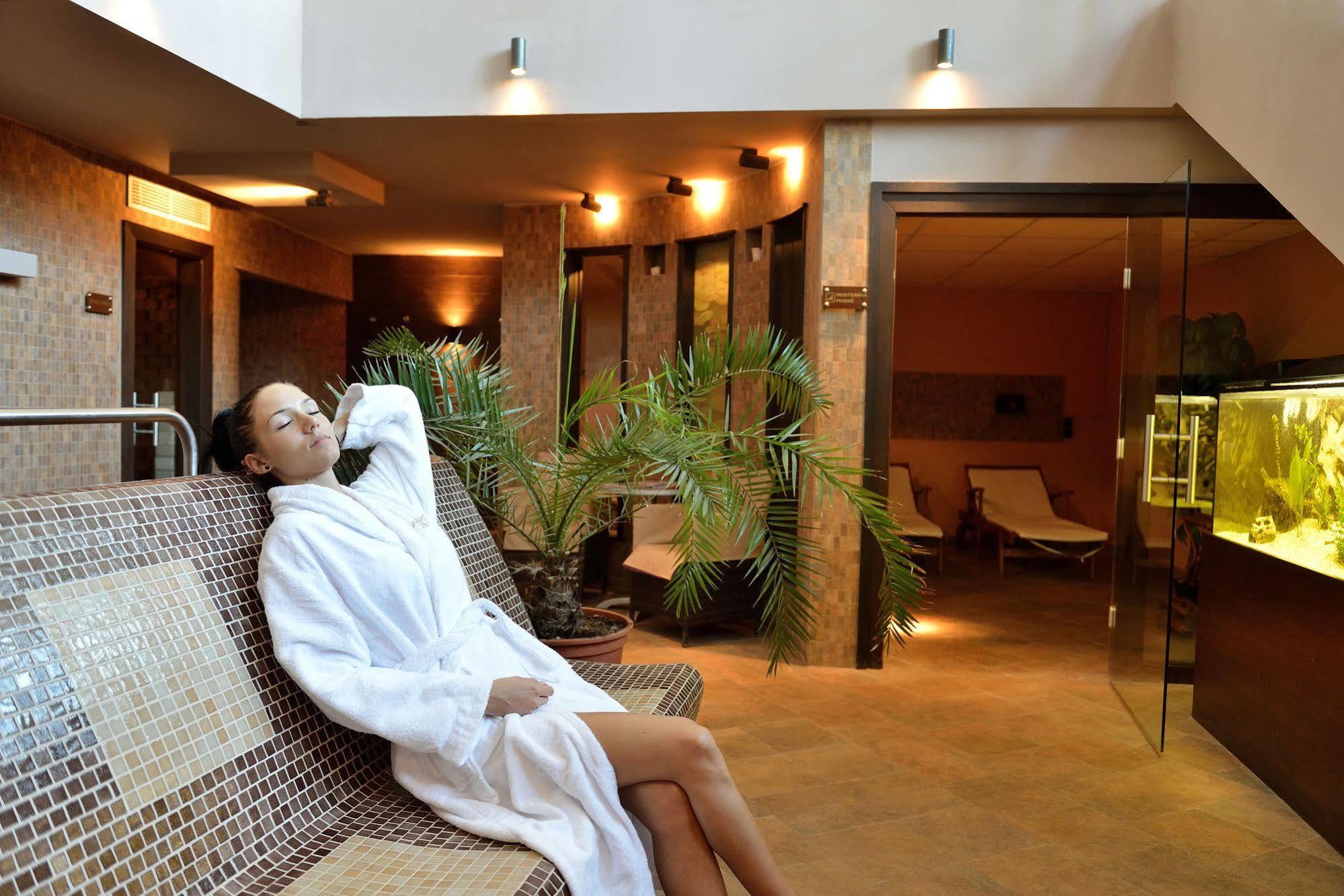 Hotel Golden Lake Resort Balatonfured Bagian luar foto